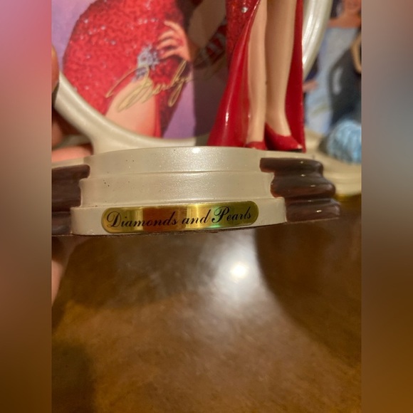 MARILYN MONROE STATUES AND PLATES BY BRADFORD EXCHANGE - Picture 7 of 11